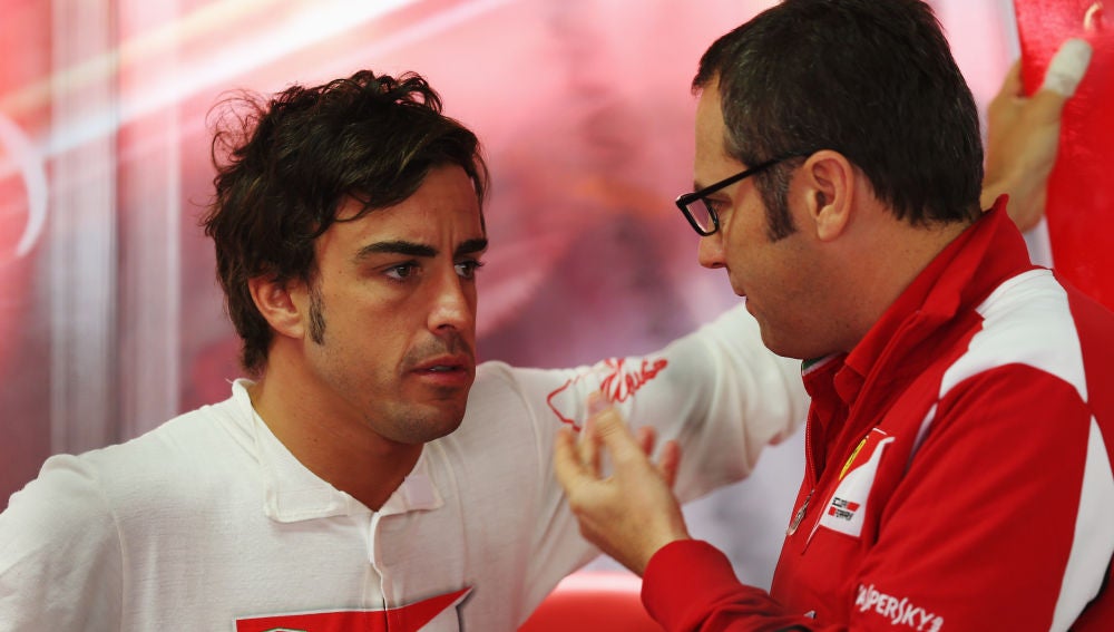 Fernando Alonso y Stefano Domenicali charlan en la época del asturiano en la escudería italiana