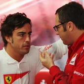 Fernando Alonso y Stefano Domenicali charlan en la época del asturiano en la escudería italiana Fernando Alonso y Stefano Domenicali charlan en la época del asturiano en la escudería italiana