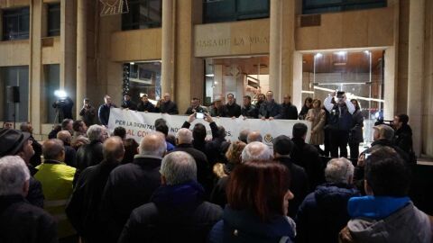 Les autoritats municipals se concentren a les portes de l&acute;Ajuntament per fer lectura del manifest en defensa dels interessos de la citricultura provincial. 