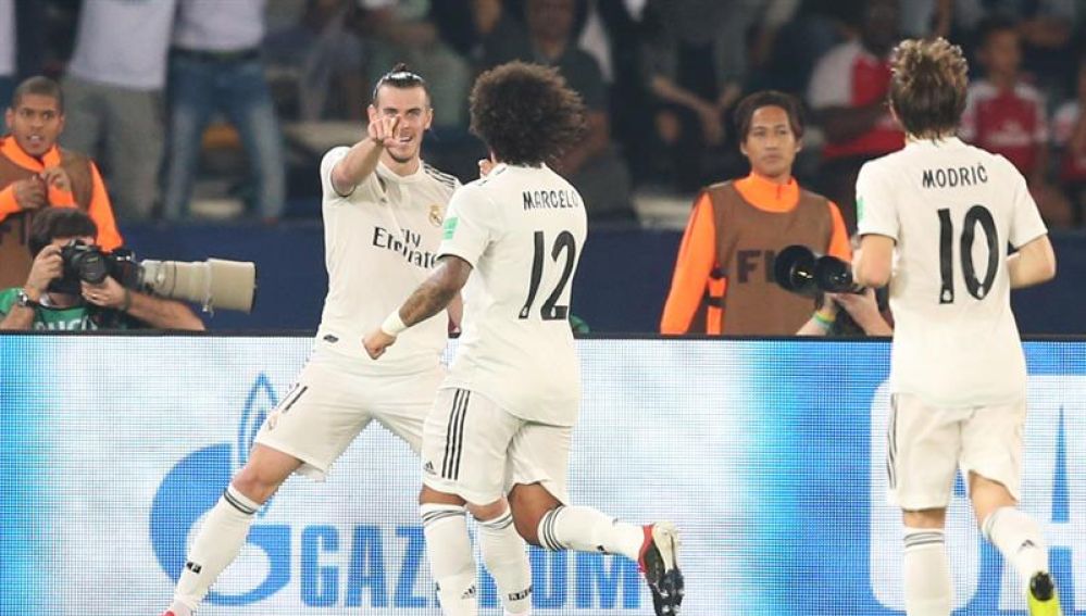 Bale celebra uno de sus goles al Kashima 