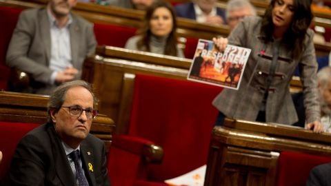 In&eacute;s Arrimadas, l&iacute;der de Ciudadanos, muestra una foto de los CDR a Quim Torra, presidente de la Generalitat.