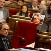 Inés Arrimadas, líder de Ciudadanos, muestra una foto de los CDR a Quim Torra, presidente de la Generalitat.