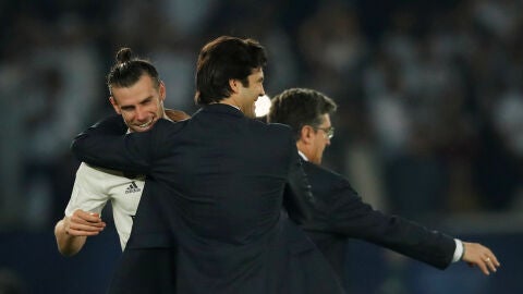 Solari felicita a Bale durante el partido contra el Kashima