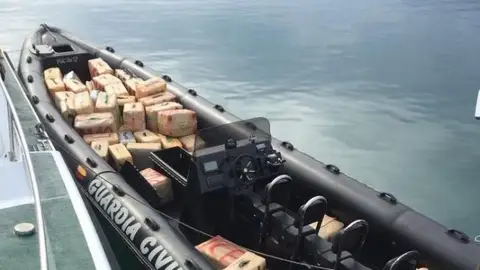 Guardia Civil persigue narcolancha Detenidos en Playa Granada