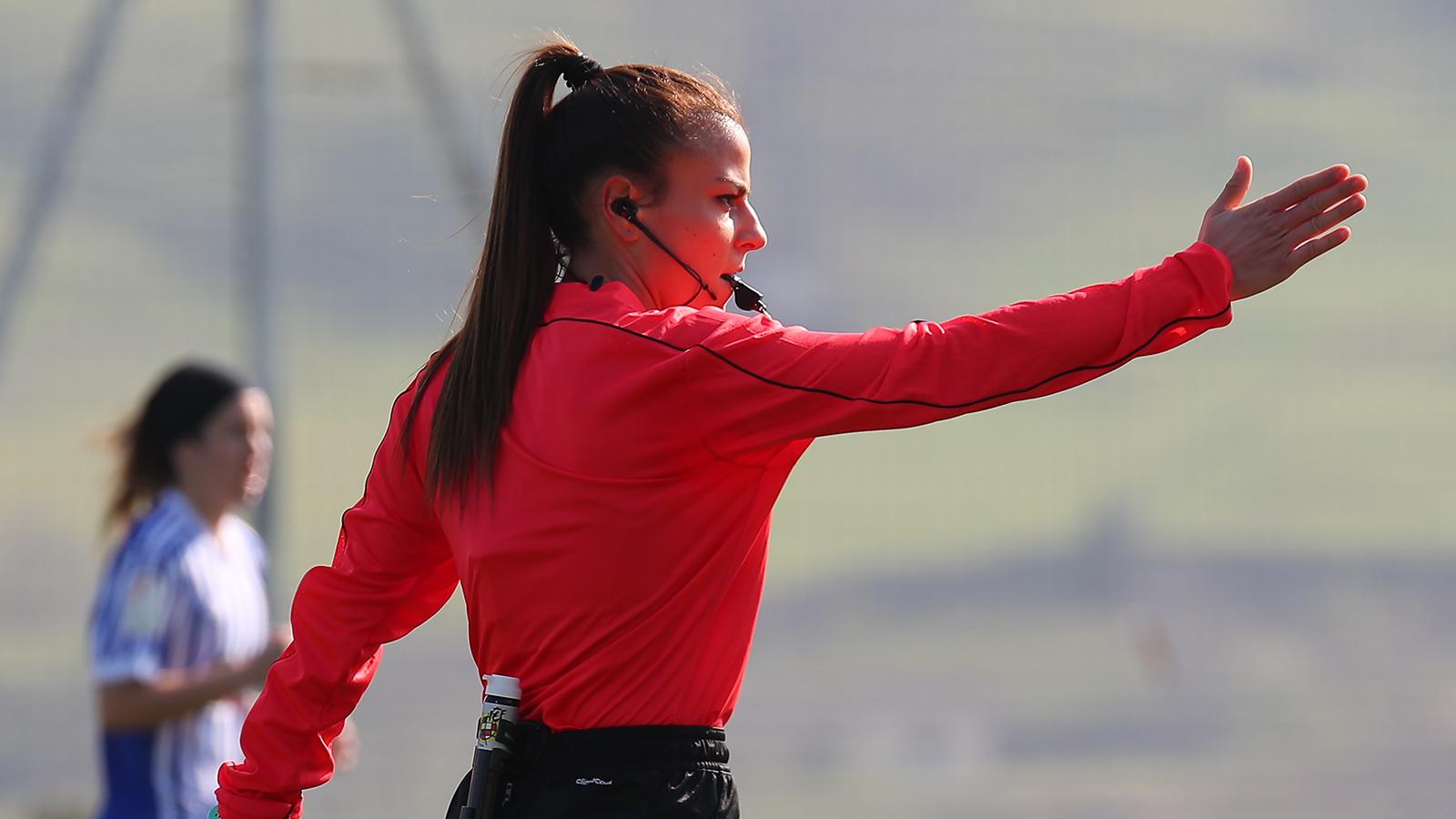 Zulema González, primera árbitra gallega con la escarapela de la FIFA Zulema González, primera árbitra gallega con la escarapela de la FIFA