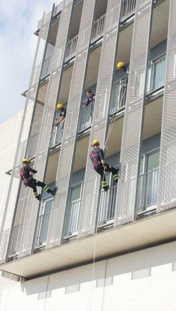Exhibición de los bomberos de Elche en el Hospital del Vinalopó