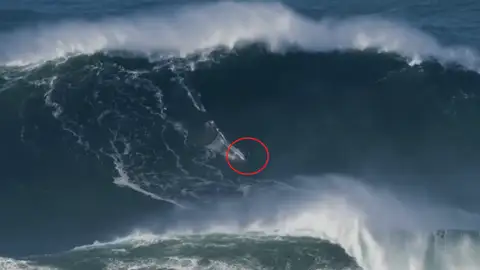 Tom Butler surfea una ola que podría haber llegado a los 30 metros Tom Butler surfea una ola que podría haber llegado a los 30 metros