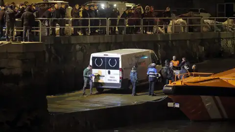 Los cuerpos de dos de los tres marineros fallecidos en el naufragio de "Sin Querer Dos" son desembarcados de la Salvamar Regulus Los cuerpos de dos de los tres marineros fallecidos en el naufragio de "Sin Querer Dos" son desembarcados de la Salvamar Regulus