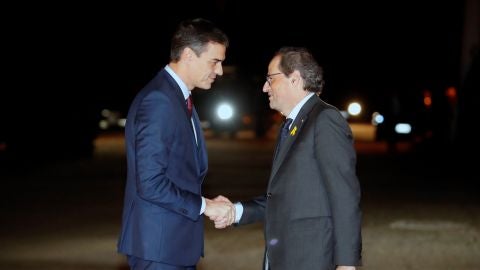 El presidente del Gobierno, Pedro S&aacute;nchez, saluda al presidente de la Generalitat, Quim Torra