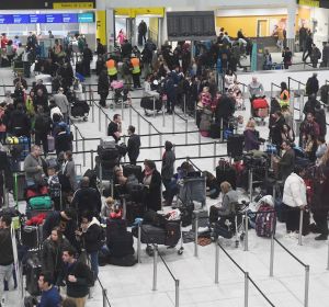 Varios pasajeros aguardan en el aeropuerto de Gatwick Varios pasajeros aguardan en el aeropuerto de Gatwick