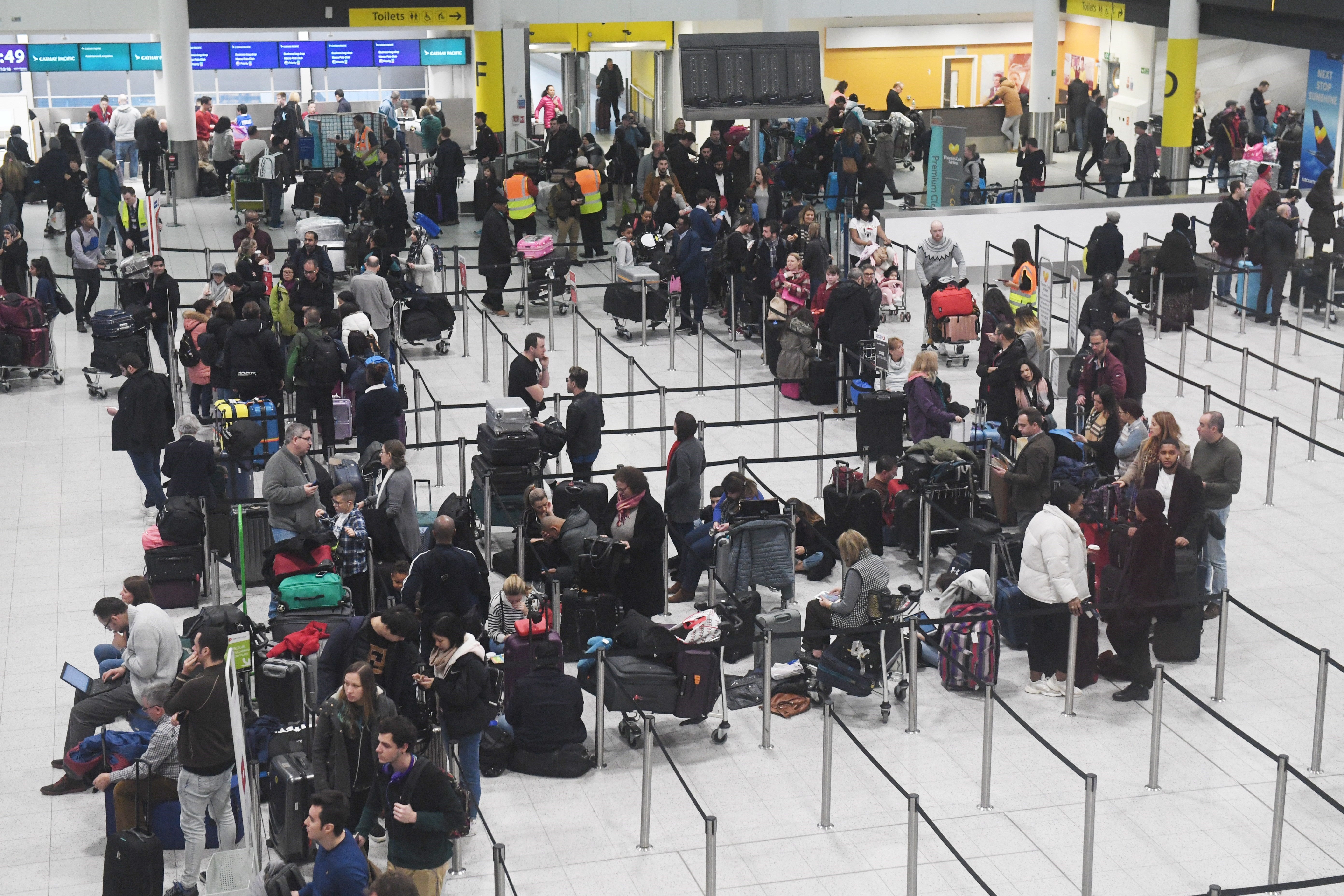 La policía detiene a dos personas en relación al incidente con drones del aeropuerto de Gatwick La policía detiene a dos personas en relación al incidente con drones del aeropuerto de Gatwick