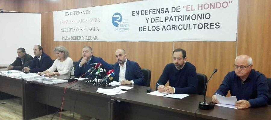 Lucas Jiménez junto a Javier Berenguer en la sede de Riegos de Levante de Elche Lucas Jiménez junto a Javier Berenguer en la sede de Riegos de Levante de Elche