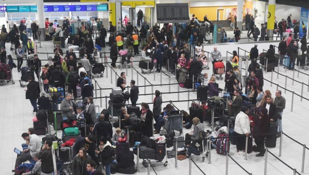 Varias personas esperando en el Aeropuerto de Gatwick (Londres)