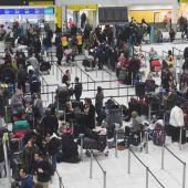 Varias personas esperando en el Aeropuerto de Gatwick (Londres)