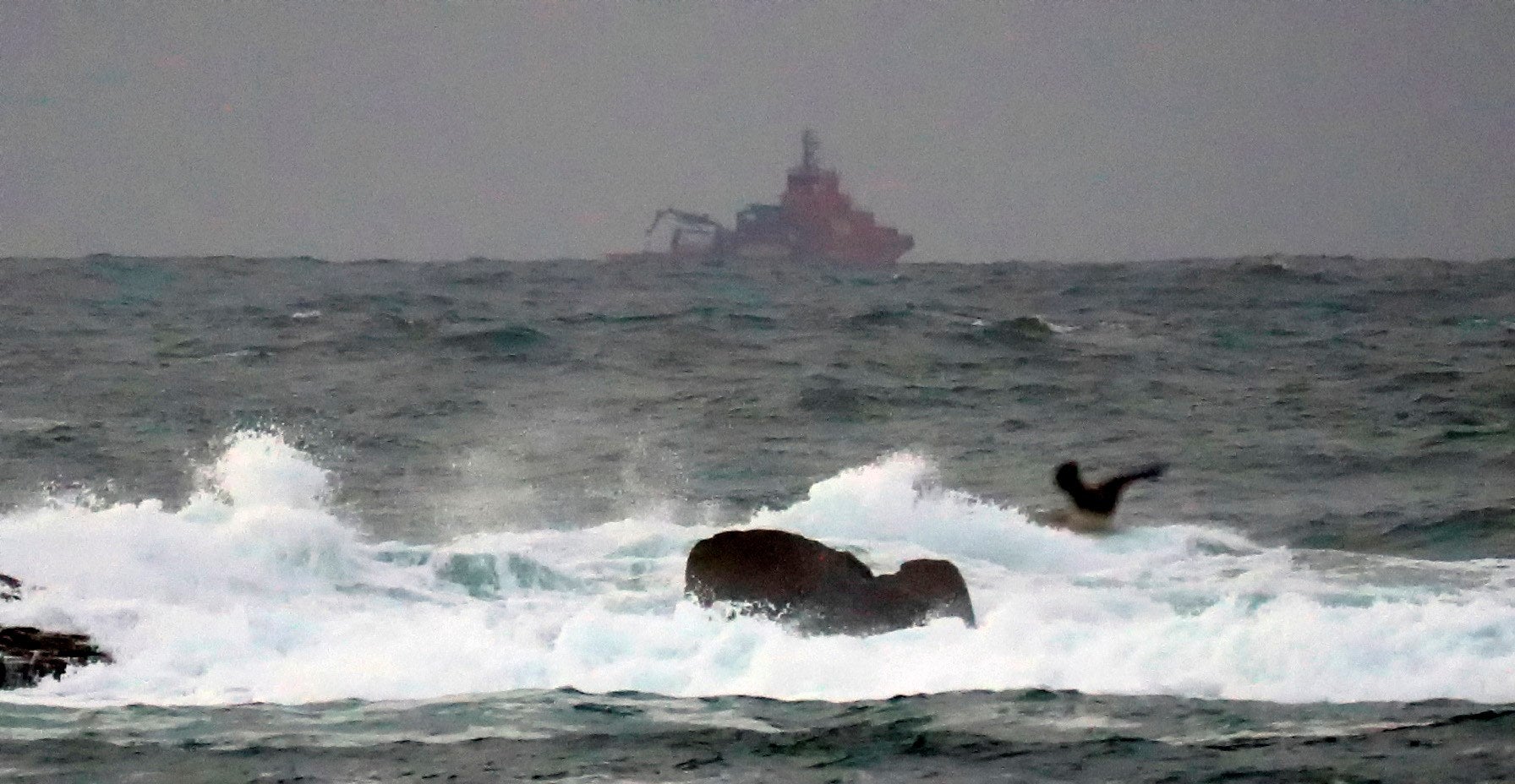 Un muerto tras el naufragio de un pesquero en Galicia Un muerto tras el naufragio de un pesquero en Galicia