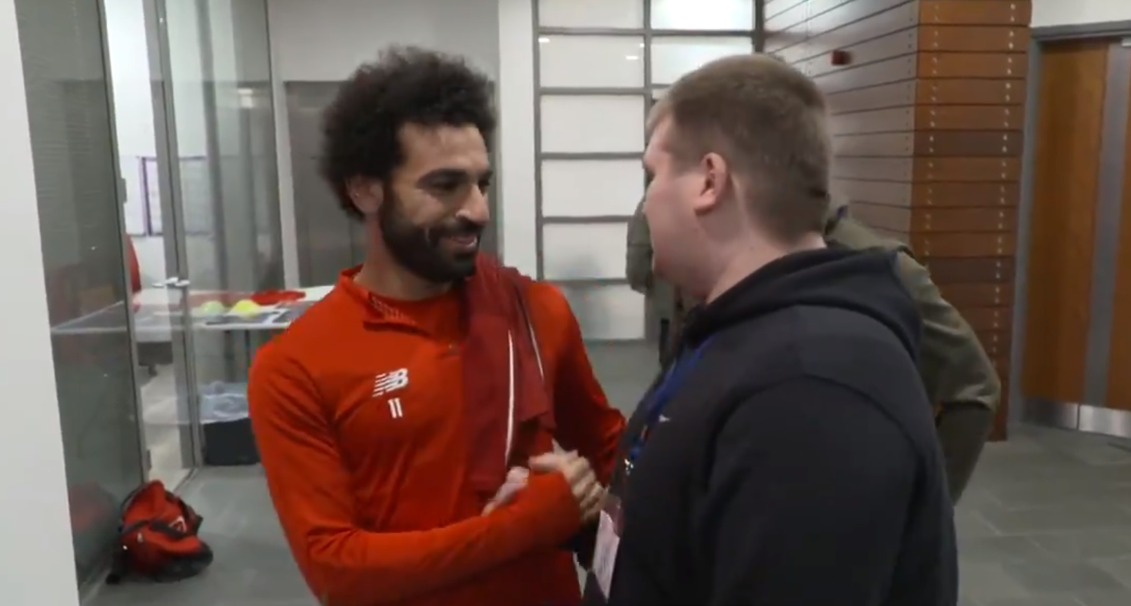 Salah cumple el sueño de Michael, el aficionado ciego del Liverpool que se hizo viral Salah cumple el sueño de Michael, el aficionado ciego del Liverpool que se hizo viral