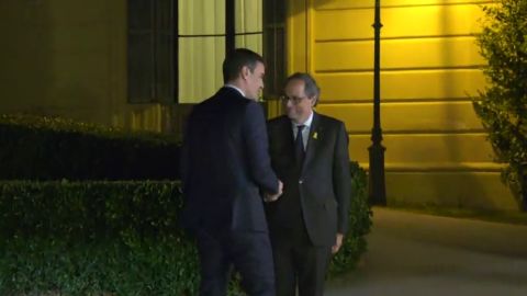  Torra recibe a S&aacute;nchez a su llegada al Palacio de Pedralbes