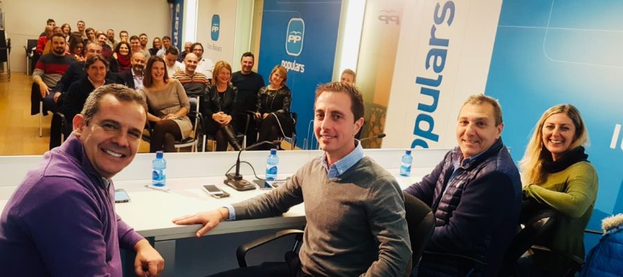 Llorenç Galmés, el segundo por la izquierda, en su presentación como candidato al Consell de Mallorca. Llorenç Galmés, el segundo por la izquierda, en su presentación como candidato al Consell de Mallorca.