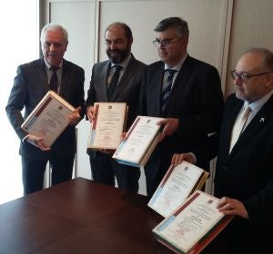 Los responsables del Aerouerto con los 5 tomos que componen la escritura de compra Los responsables del Aerouerto con los 5 tomos que componen la escritura de compra