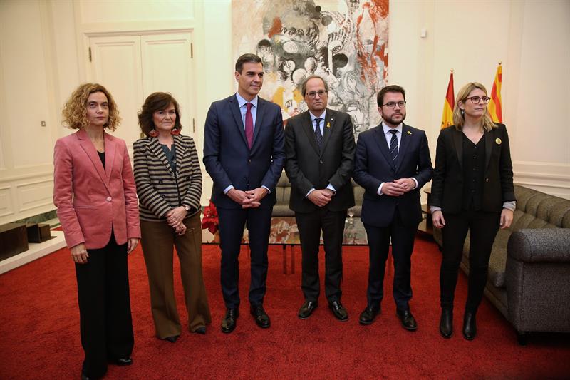 Las preguntas de Amón: "¿No es humillante para un Gobierno tener que reunirse en estado de excepción, enjaulado por el soberanismo?" Las preguntas de Amón: "¿No es humillante para un Gobierno tener que reunirse en estado de excepción, enjaulado por el soberanismo?"
