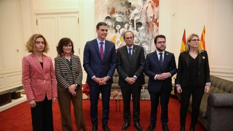 S&aacute;nchez y Torra posan con las ministras y consellers tras su reuni&oacute;n en Pedralbes