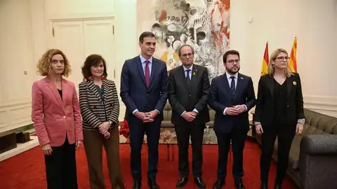 Sánchez y Torra posan con las ministras y consellers tras su reunión en Pedralbes Sánchez y Torra posan con las ministras y consellers tras su reunión en Pedralbes