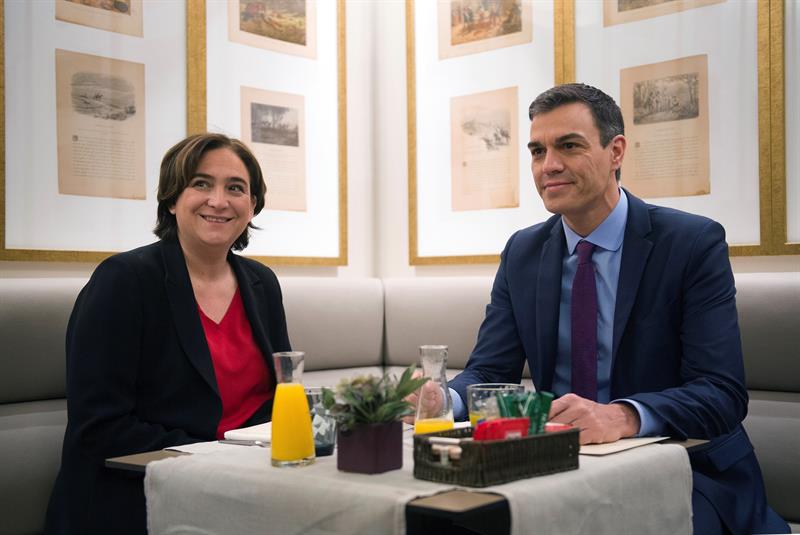 Colau acuerda con Sánchez reunir la comisión bilateral Estado-Barcelona Colau acuerda con Sánchez reunir la comisión bilateral Estado-Barcelona