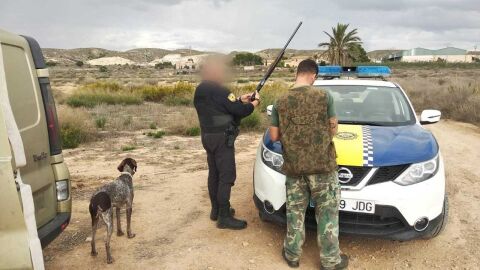 Un agente de la Polic&iacute;a Local de Elche en un control de caza