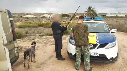 Un agente de la Policía Local de Elche en un control de caza Un agente de la Policía Local de Elche en un control de caza