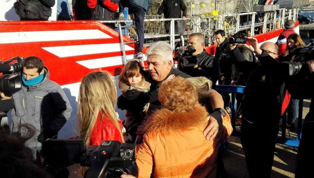 La tripulación del pesquero 'Nuestra Madre Loreto' en Santa Pola