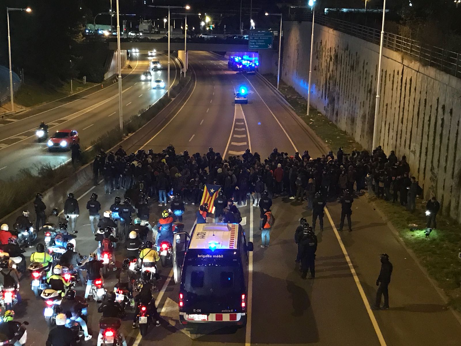 Los CDR tratan de colapsar la movilidad en Cataluña y obligan a los Mossos a actuar Los CDR tratan de colapsar la movilidad en Cataluña y obligan a los Mossos a actuar