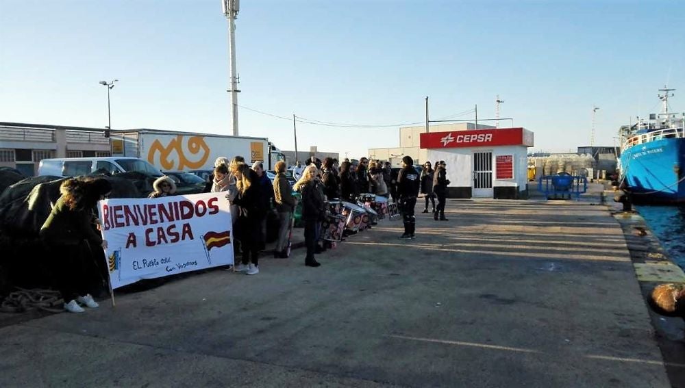 Familiares y amigos de la tripulación del pesquero 'Nuestra Madre Loreto' esperando su llegada en el puerto de Santa Pola