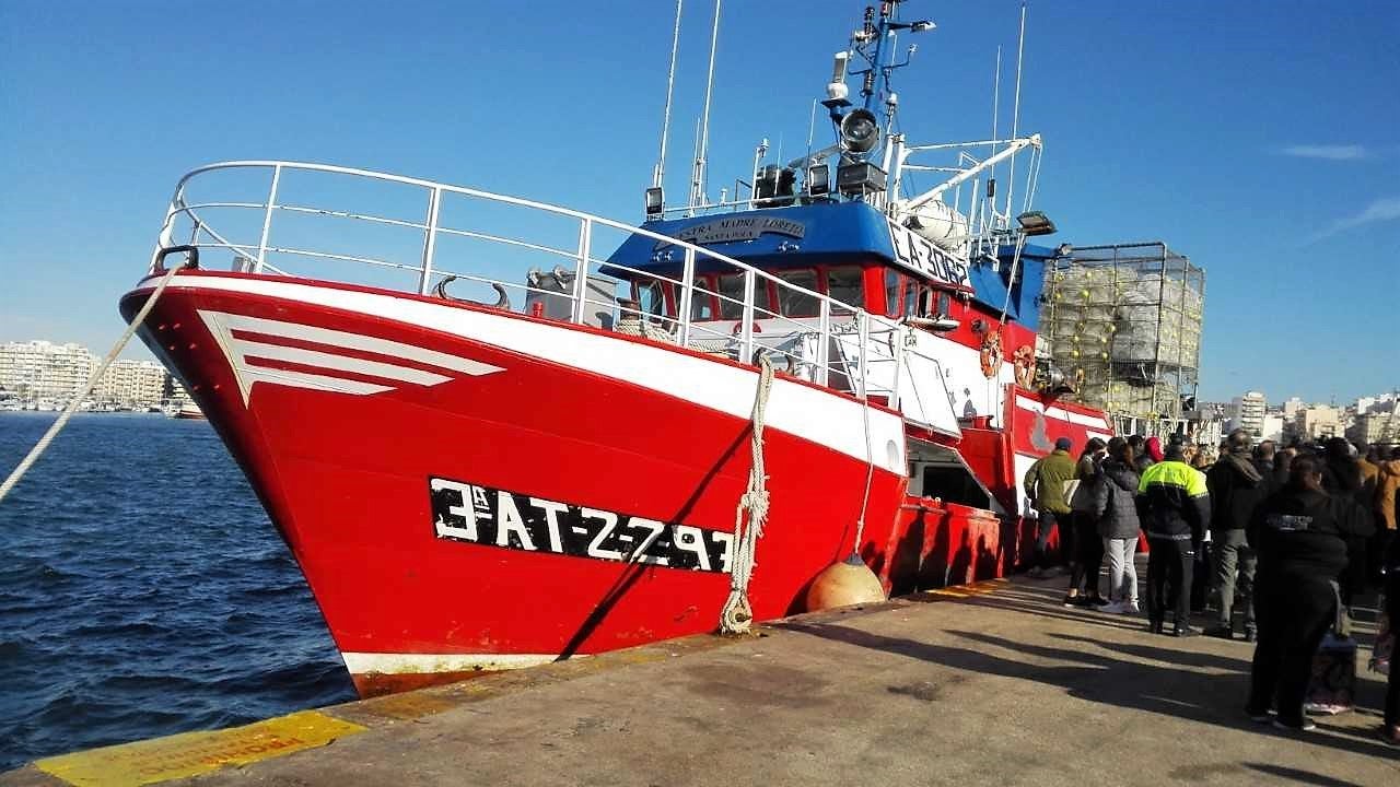 El pesquero 'Nuestra Madre Loreto' llega a Santa Pola entre la emoción y la reivindicación El pesquero 'Nuestra Madre Loreto' llega a Santa Pola entre la emoción y la reivindicación