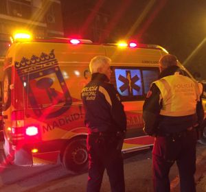 Una ambulancia y dos policías en Vallecas, Madrid. Una ambulancia y dos policías en Vallecas, Madrid.