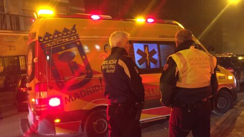 Una ambulancia y dos polic&iacute;as en Madrid (Archivo)