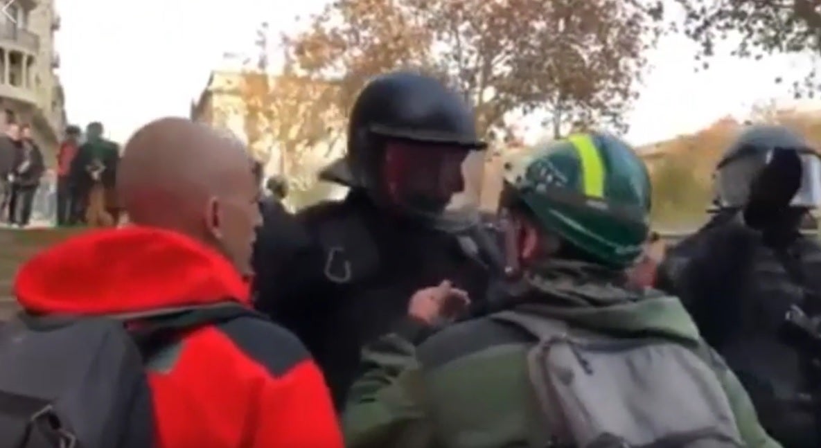 La conversación de un mosso con un agente rural en Barcelona: "¡Qué República ni qué cojones! ¡La República no existe, idiota!" La conversación de un mosso con un agente rural en Barcelona: "¡Qué República ni qué cojones! ¡La República no existe, idiota!"