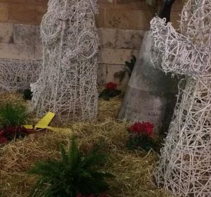 Un lazo amarillo ocupa el lugar del niño Jesús en el Belén municipal. Un lazo amarillo ocupa el lugar del niño Jesús en el Belén municipal.