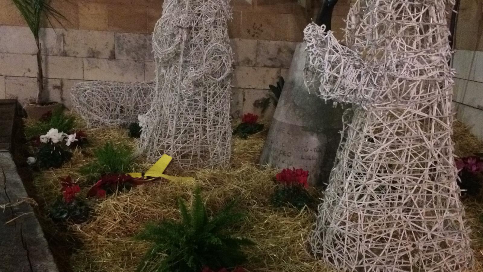 Desaparece la figura del niño Jesús del Belén municipal y colocan en su lugar un lazo amarillo Desaparece la figura del niño Jesús del Belén municipal y colocan en su lugar un lazo amarillo