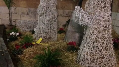 Un lazo amarillo ocupa el lugar del ni&ntilde;o Jes&uacute;s en el Bel&eacute;n municipal.