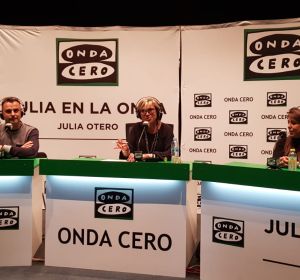 Los hermanos García Morón, con Julia en la onda, celebrando los 50 años de la empresa Callaghan Los hermanos García Morón, con Julia en la onda, celebrando los 50 años de la empresa Callaghan