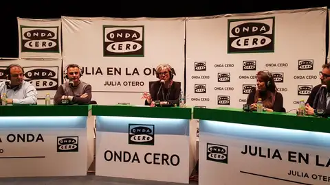 Los hermanos García Morón, con Julia en la onda, celebrando los 50 años de la empresa Callaghan Los hermanos García Morón, con Julia en la onda, celebrando los 50 años de la empresa Callaghan