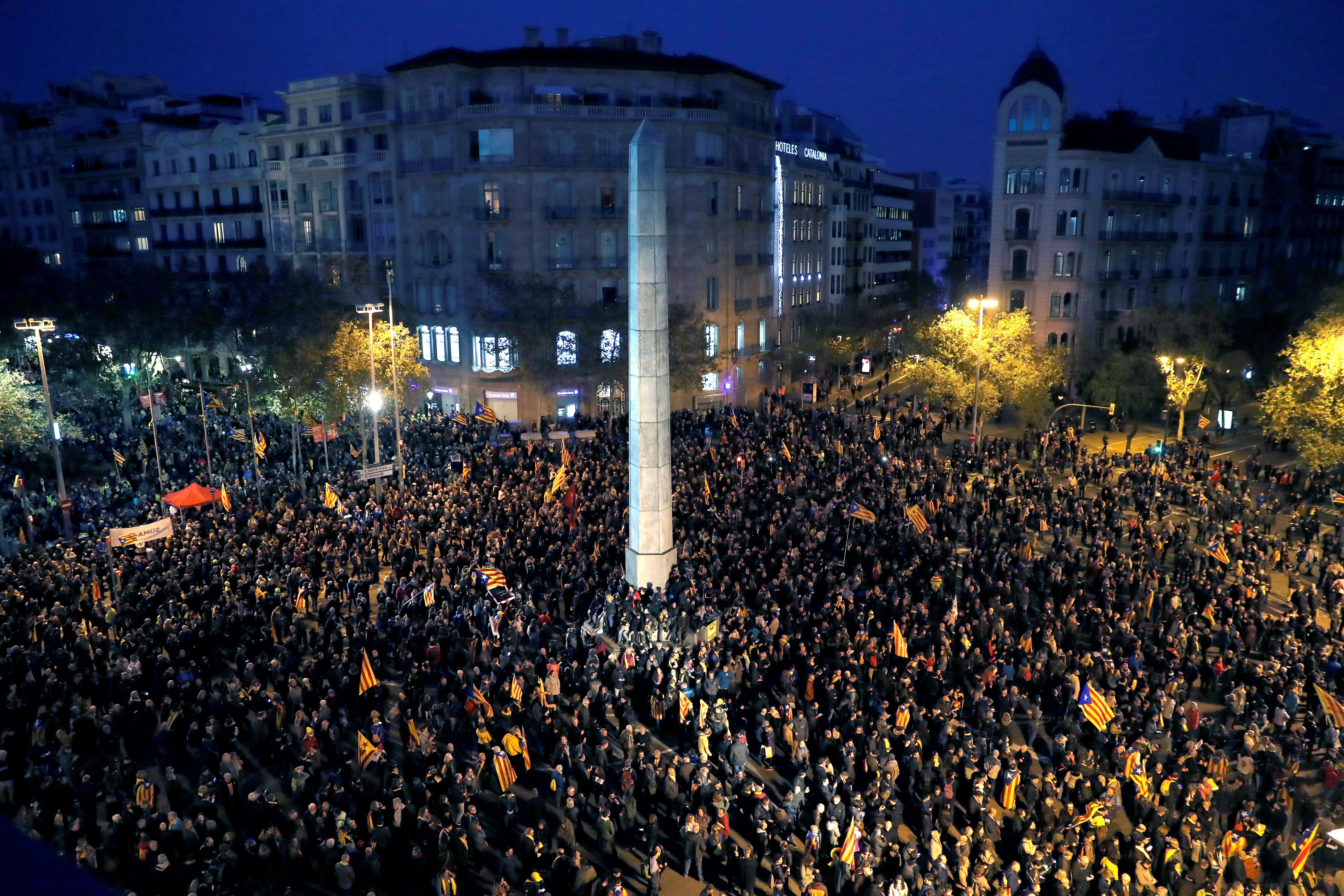 Decenas de miles de personas participan en la manifestación pacífica bajo el lema "gobernémonos y tumbemos el régimen" Decenas de miles de personas participan en la manifestación pacífica bajo el lema "gobernémonos y tumbemos el régimen"