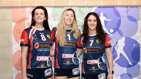 Cris Llorens, en el centro, junto a sus compañeras en el CV ESD-Granadas de Elche Rocío Menárguez (i) y Belén Cabrera (d). VOLEIBOL