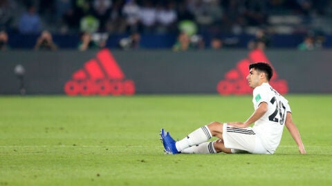 Marco Asensio, tendido en el suelo