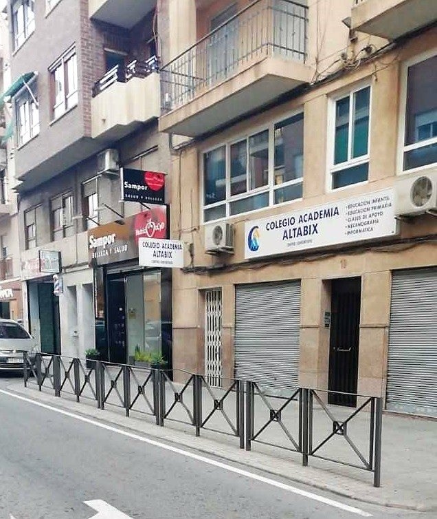 Ilicitanos por Elche reclama recuperar las plazas de aparcamiento eliminadas frente a una academia que ya no tiene actividad Ilicitanos por Elche reclama recuperar las plazas de aparcamiento eliminadas frente a una academia que ya no tiene actividad