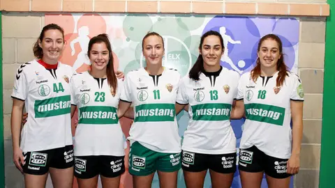 Las cinco internacionales del Club Balonmano Elche Mustang: Ana Isabel Martínez, Anita González, Ivet Musons, Laura Hernández y Jenni Gutiérrez. BALONMANO