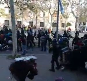 VIDEO Los Mossos cargan contra los CDR en La Rambla de Barcelona VIDEO Los Mossos cargan contra los CDR en La Rambla de Barcelona