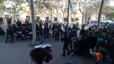 VIDEO Los Mossos cargan contra los CDR en La Rambla de Barcelona