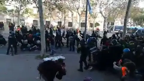 VIDEO Los Mossos cargan contra los CDR en La Rambla de Barcelona VIDEO Los Mossos cargan contra los CDR en La Rambla de Barcelona