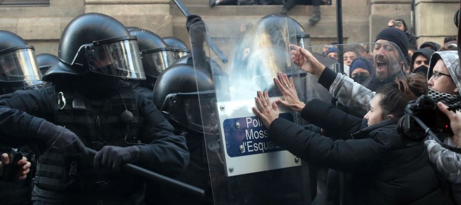Mossos d'Esquadra frente a simpatizantes independentistas Mossos d'Esquadra frente a simpatizantes independentistas